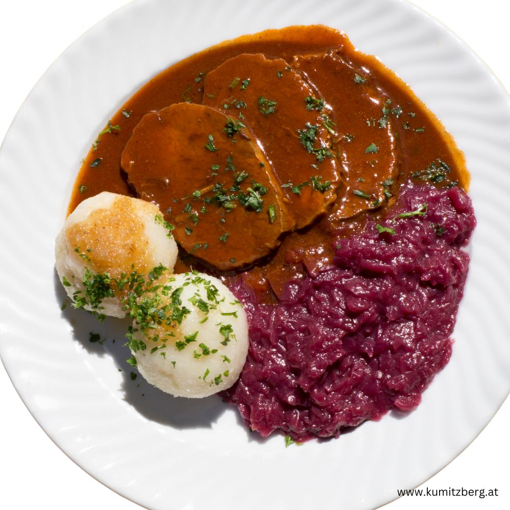 Hirschbraten mit Rotkraut und Brezenknödel - kumitzborgo.shop