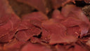 Hirschrohschinken – 100g geschnitten | Buchenholzgeräuchert & luftgetrocknet - kumitzborgo.shop