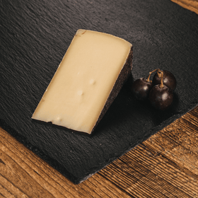 Weinkäse – 200 g | Österreichischer Schnittkäse mit Rotweinrinde | 50 % Fett i.Tr. - kumitzborgo.shop